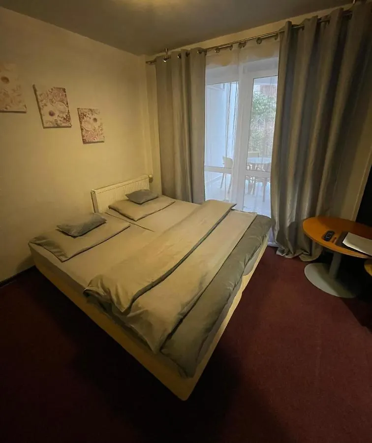 Willa Kaskada Lomianska 33 Warszawa Homestay Warsaw